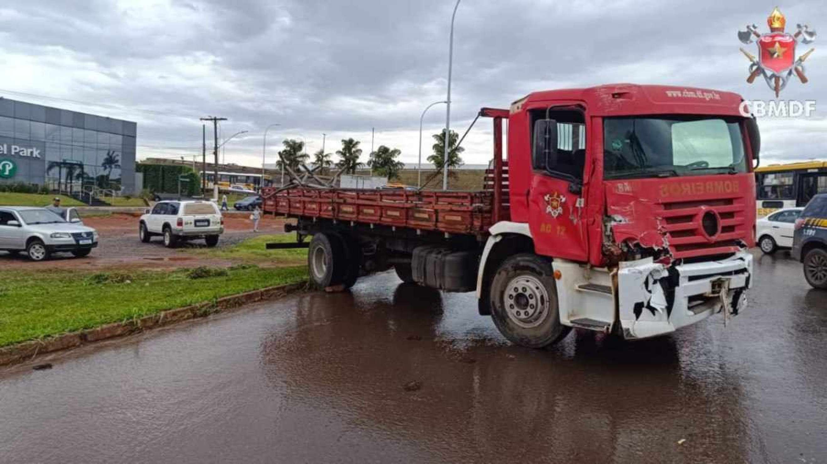 Três bombeiros militares ficam feridos em acidente com viatura oficial