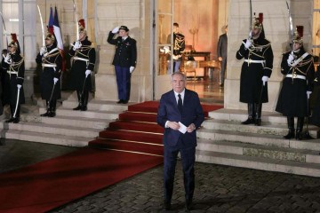 François Bayrou é fotografado após a cerimônia de posse, no Hotel Matignon, em Paris: 'Ninguém conhece melhor que eu a dificuldade da situação'
 -  (crédito: Thomas Samson/AFP)