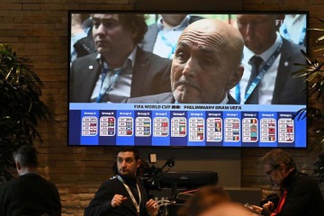 O técnico da Itália acompanha o sorteio: Luciano Spalletti tem a missão de classificar a Squadra Azzurra para a Copa depois da ausência nas últimas duas edições do torneio -  (crédito: Fabrice COFFRINI / AFP)