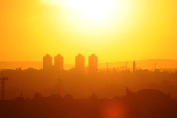 8º lugar: Onda de calor excessivo - Em 2024, o Brasil sofreu com uma série de ondas de calor - fenômeno meteorológico em que uma região registra temperatura de 5º C ou mais acima da média por uma sequência de dias.
 -  (crédito: Sol - Calor e trabalho - Flickr carlosbezz)