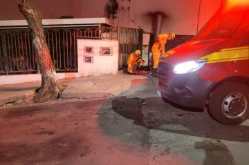 Bombeiros fizeram o corte de parte do gradil para a retirada do indivíduo, que se rendeu e foi conduzido pela polícia -  (crédito: CBMMG)