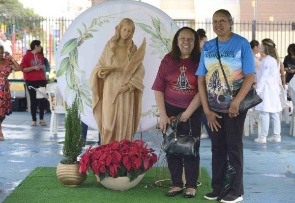  13/12/2024 Crédito: Marcelo Ferreira/CB/D.A Press. Brasil. Brasília - DF -  Samambaia, Paróquia de Santa Luzia comemora o dia de Santa Luzia. Irmãs Eloisa Silva (camisa vermelha) e Lucia Silva (camisa azul)