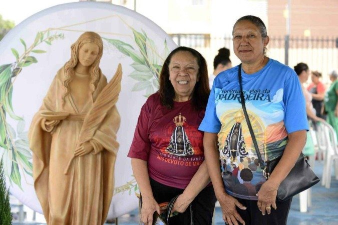  13/12/2024 Crédito: Marcelo Ferreira/CB/D.A Press. Brasil. Brasília - DF -  Samambaia, Paróquia de Santa Luzia comemora o dia de Santa Luzia. Irmãs Eloisa Silva (camisa vermelha) e Lucia Silva (camisa azul)