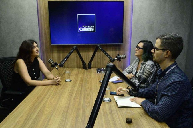 Daniela Bittencourt (E), pesquisadora da Embrapa e secretária executiva do Comitê Permanente de Assessoramento de Pesquisa em Cannabis, conversa com os jornalistas Adriana Bernardes e Ronayre Nunes no Podcast do Correio -  (crédito:  Marcelo Ferreira/CB/D.A Press)