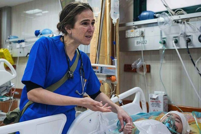 A médica não conseguiu conter as lágrimas ao ler os depoimentos dos seus colegas em Gaza em um comitê da ONU em Nova York, em novembro -  (crédito: United Nations Audiovisual Library)