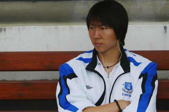 LONDON - AUGUST 27: Li Tie of Everton sits on the bench prior to the FA Barclays Premiership match between Fulham and Everton at Craven Cottage on August 27, 2005 in London, England. (Photo by Matthew Lewis/Getty Images)
- (crédito: Getty Images) LONDON - AUGUST 27: Li Tie of Everton sits on the bench prior to the FA Barclays Premiership match between Fulham and Everton at Craven Cottage on August 27, 2005 in London, England. (Photo by Matthew Lewis/Getty Images)
- (crédito: Getty Images)
