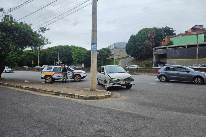 Suspeitos trocaram tiros com a polícia antes de baterem carro na mureta de proteção da Avenida Tereza Cristina - (crédito: Ethel Correa) Suspeitos trocaram tiros com a polícia antes de baterem carro na mureta de proteção da Avenida Tereza Cristina - (crédito: Ethel Correa)