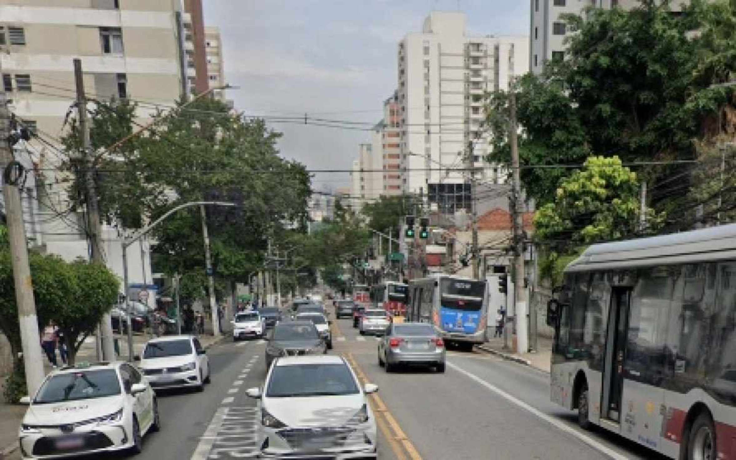 Patinador é atropelado e morre depois de pegar carona na traseira de caminhão