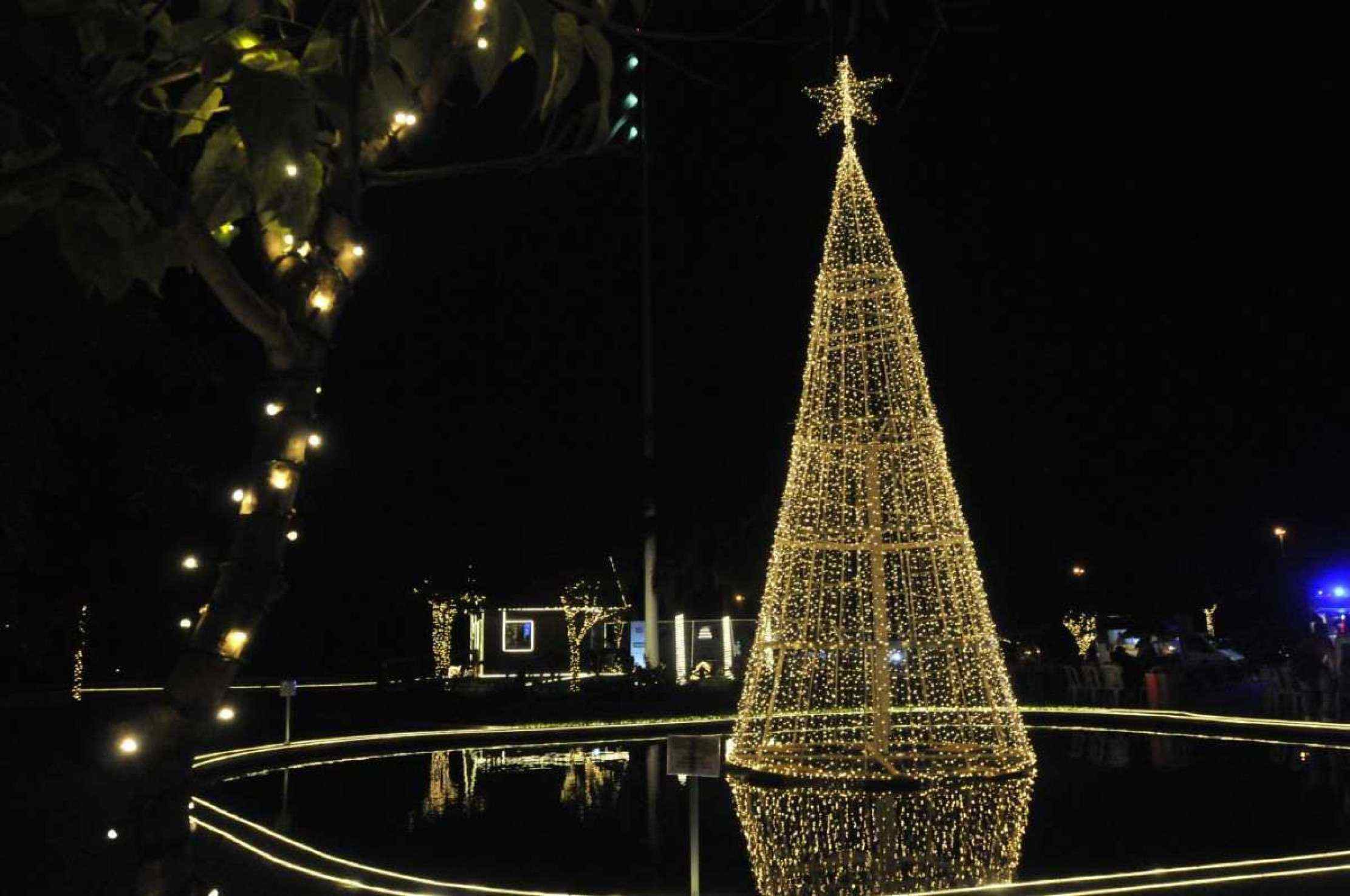  13/12/2024. Crédito: Minervino Júnior/CB/D.A Press. Brasil.  Brasilia - DF. Iluminação de natal na Casa do Papai Noel no QG do exército.