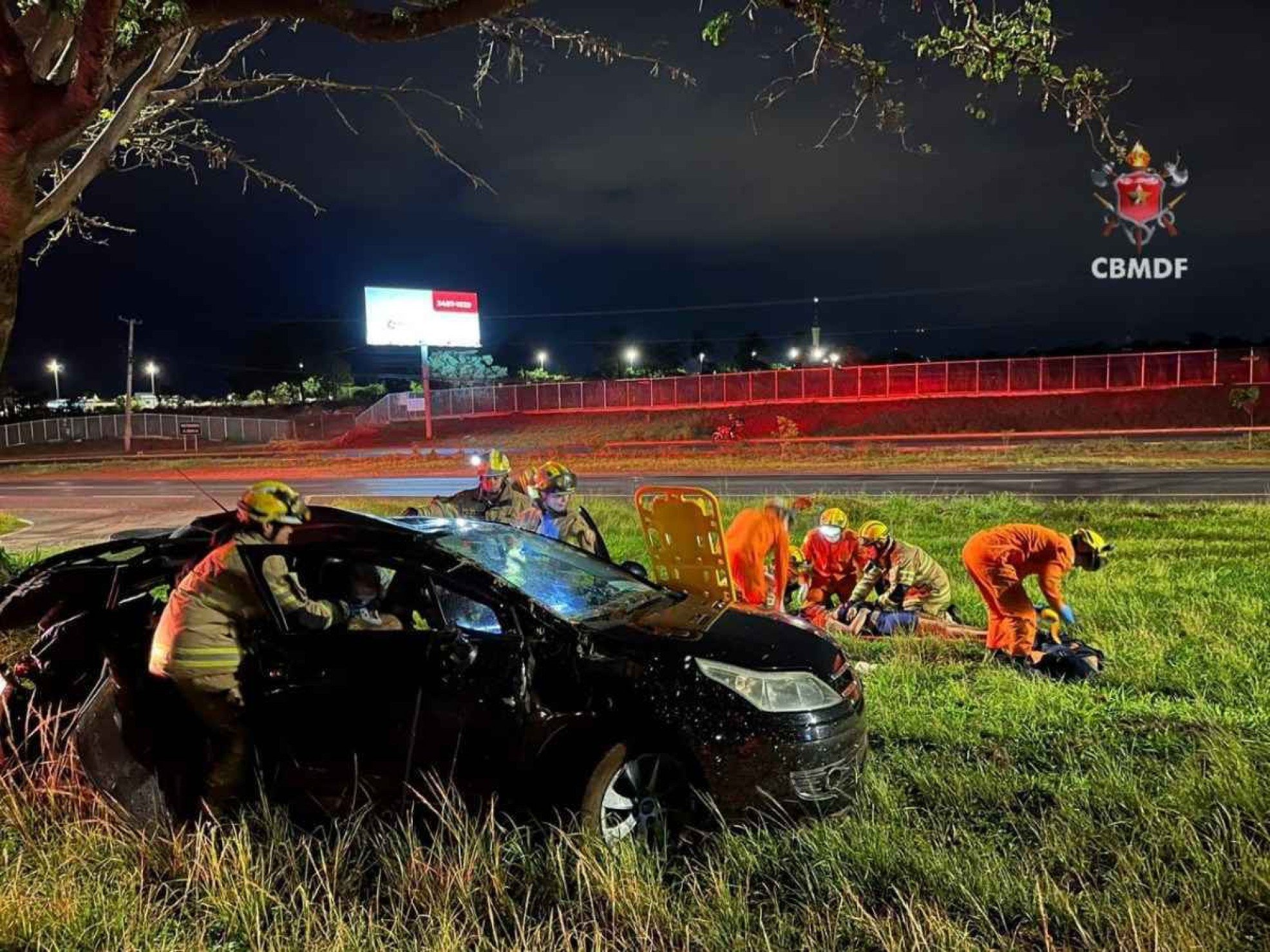 Batida de carro em poste deixa duas pessoas feridas na BR-020
