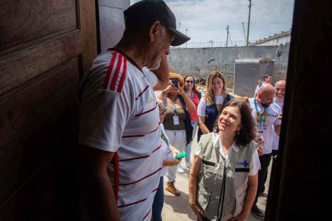 A ministra da Saúde, Nísia Trindade, fez visita a casas no bairro Caju, no Rio de Janeiro, durante o Dia D de combate à dengue -  (crédito: Rafael Nascimento / Ministério da Saúde)