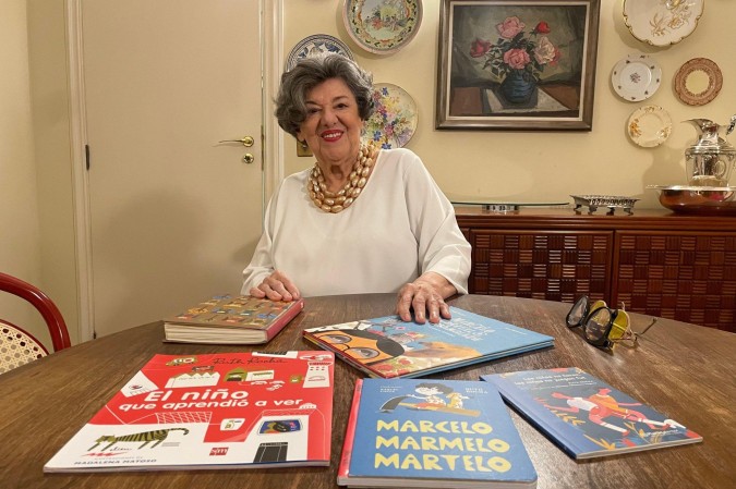 Mariana Rocha, filha de Ruth, fez a seleção de dez livros para o portfólio internacional da autora -  (crédito: Flávia Mantovani/BBC)