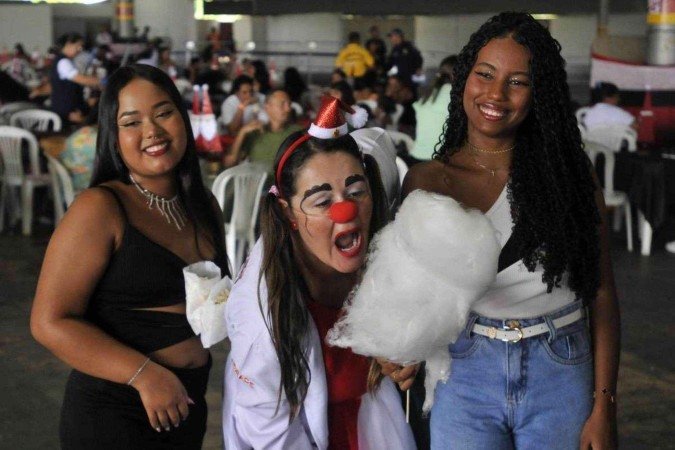  14/12/2024. Crédito: Minervino Júnior/CB/D.A Press. Brasil.  Brasilia - DF. Festa para as crianças da Abrace no Pavilhão do Parque. Ana Beatriz Miranda e Yara Feitosa fazendo uma selfie.