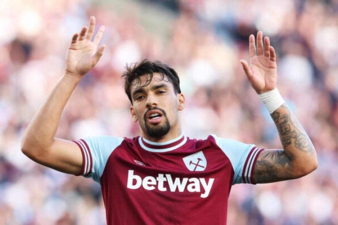 LONDON, ENGLAND - OCTOBER 05: Lucas Paqueta of West Ham United celebrates scoring his team's fourth goal during the Premier League match between West Ham United FC and Ipswich Town FC at London Stadium on October 05, 2024 in London, England. (Photo by Richard Pelham/Getty Images)
Caption - (crédito: Getty Images) LONDON, ENGLAND - OCTOBER 05: Lucas Paqueta of West Ham United celebrates scoring his team's fourth goal during the Premier League match between West Ham United FC and Ipswich Town FC at London Stadium on October 05, 2024 in London, England. (Photo by Richard Pelham/Getty Images)
Caption - (crédito: Getty Images)