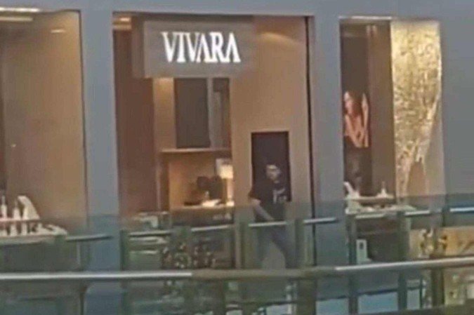 Em um vídeo, que viralizou nas redes sociais, dois bandidos aparecem na frente da loja, que está com o vidro da vitrine quebrado. -  (crédito: Reprodução Redes Sociais)