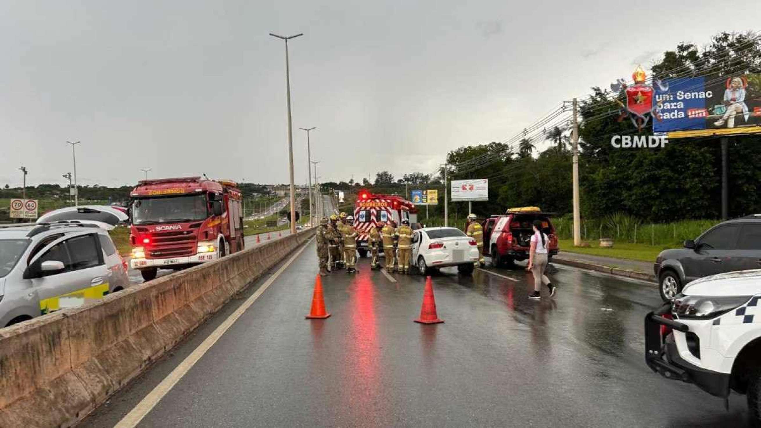 Idoso fica ferido após bater carro contra mureta, no Colorado