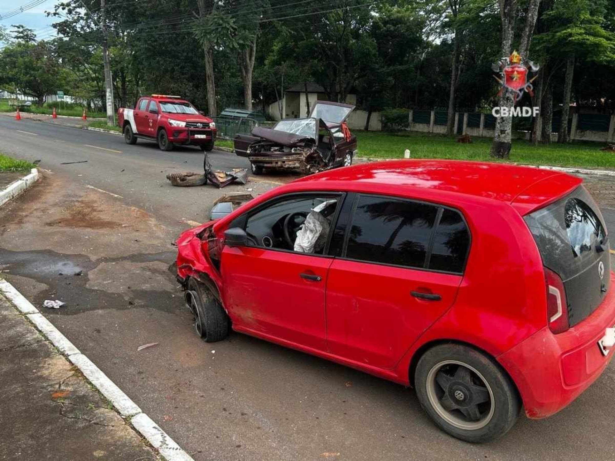 Colisão frontal entre dois carros no Park Way deixa três feridos
