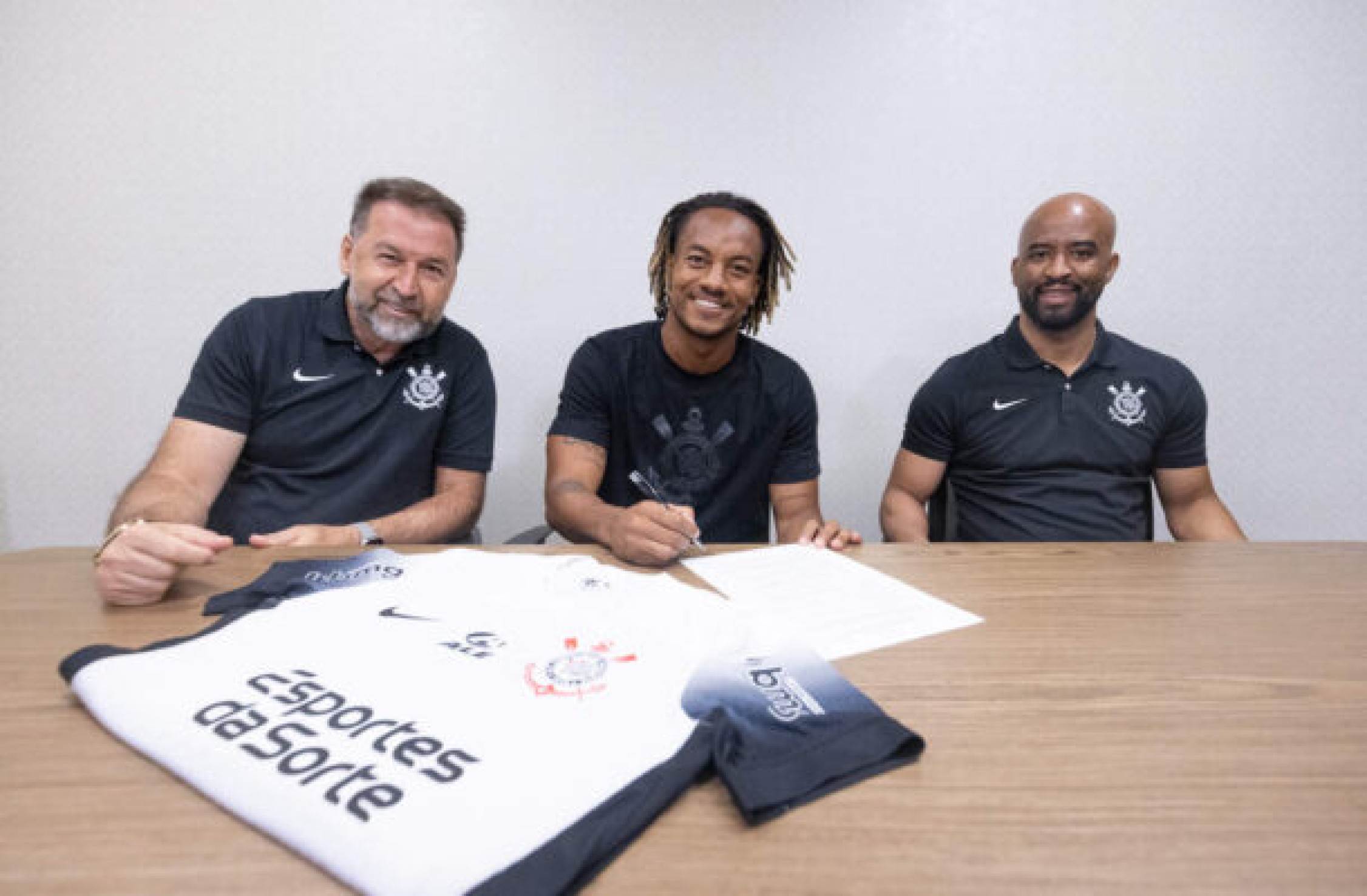 Corinthians renova contrato com Carillo