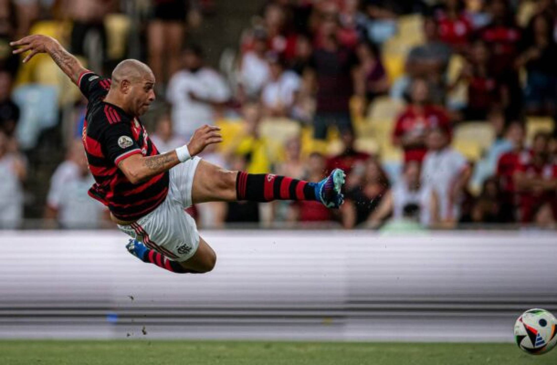 Adriano se despede com gols em jogo festivo entre Flamengo e Amigos da Itália