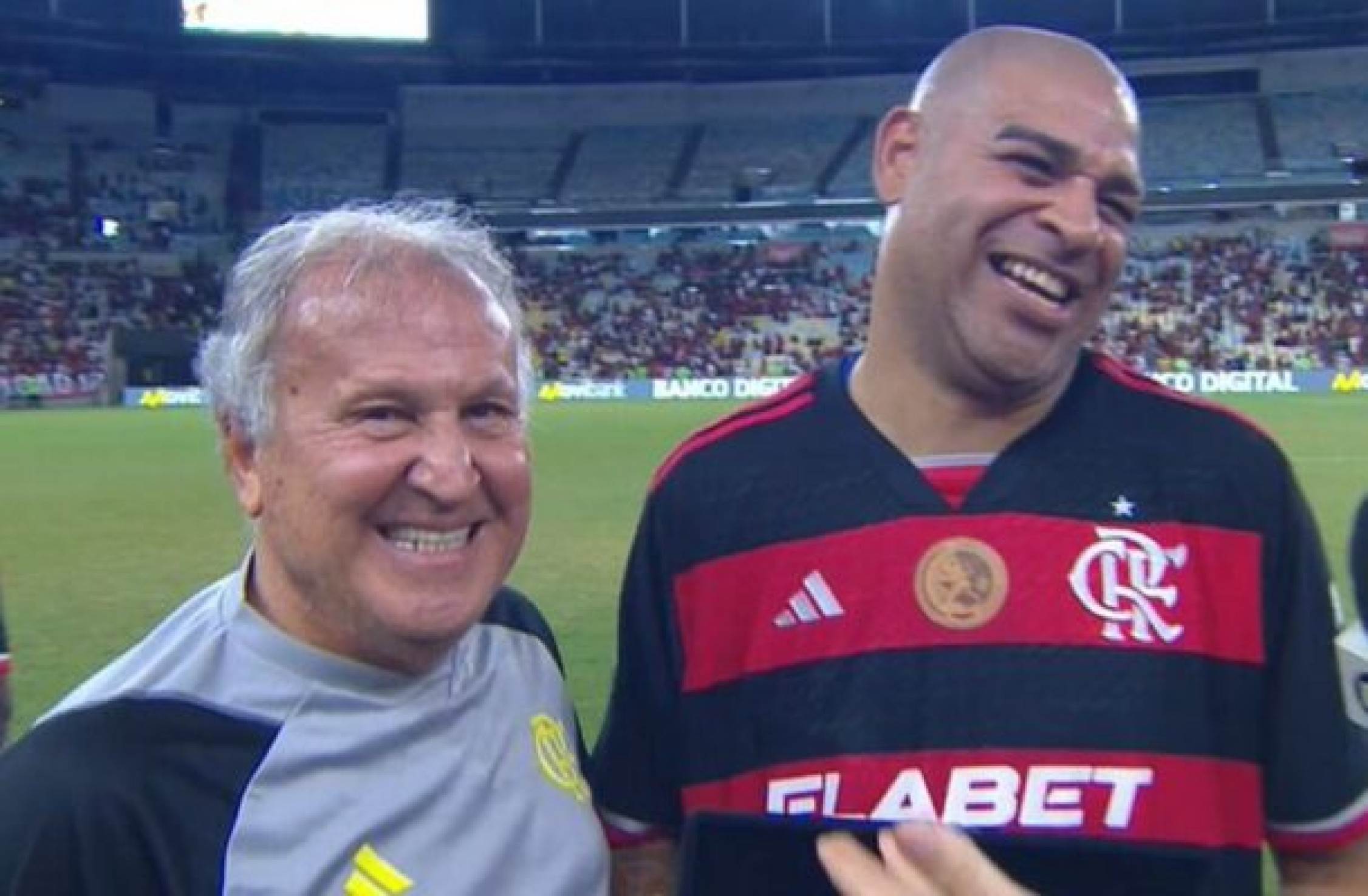 Maior ídolo do Flamengo, Zico entrega placa a Adriano após despedida