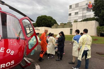 Ela foi transportada, por meio da aeronave do CBMDF, para o Hospital de Base -  (crédito: Divulgação/CBMDF)