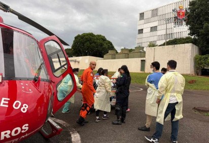 Ela foi transportada, por meio da aeronave do CBMDF, para o Hospital de Base -  (crédito: Divulgação/CBMDF)