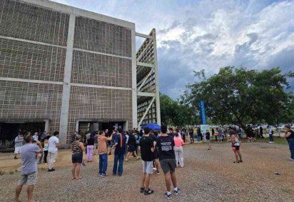 Para garantir uma vaga, o candidato deve acumular pontos em três etapas. A 1 foi aplicada ontem, com questões objetivas e discursivas -  (crédito: Fotos: Jéssica Andrade/Especial para o Correio)