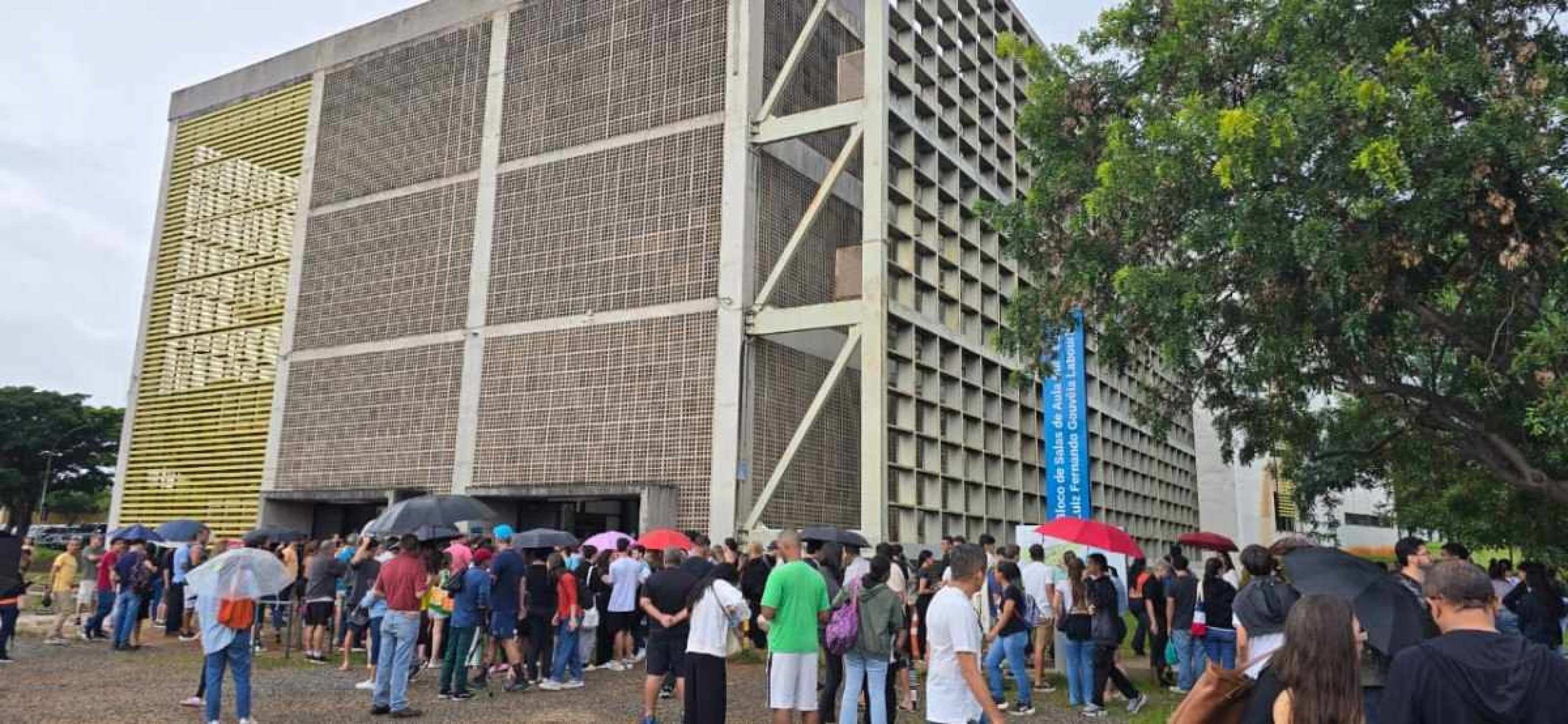 Candidatos respondem às provas do PAS 1 neste domingo