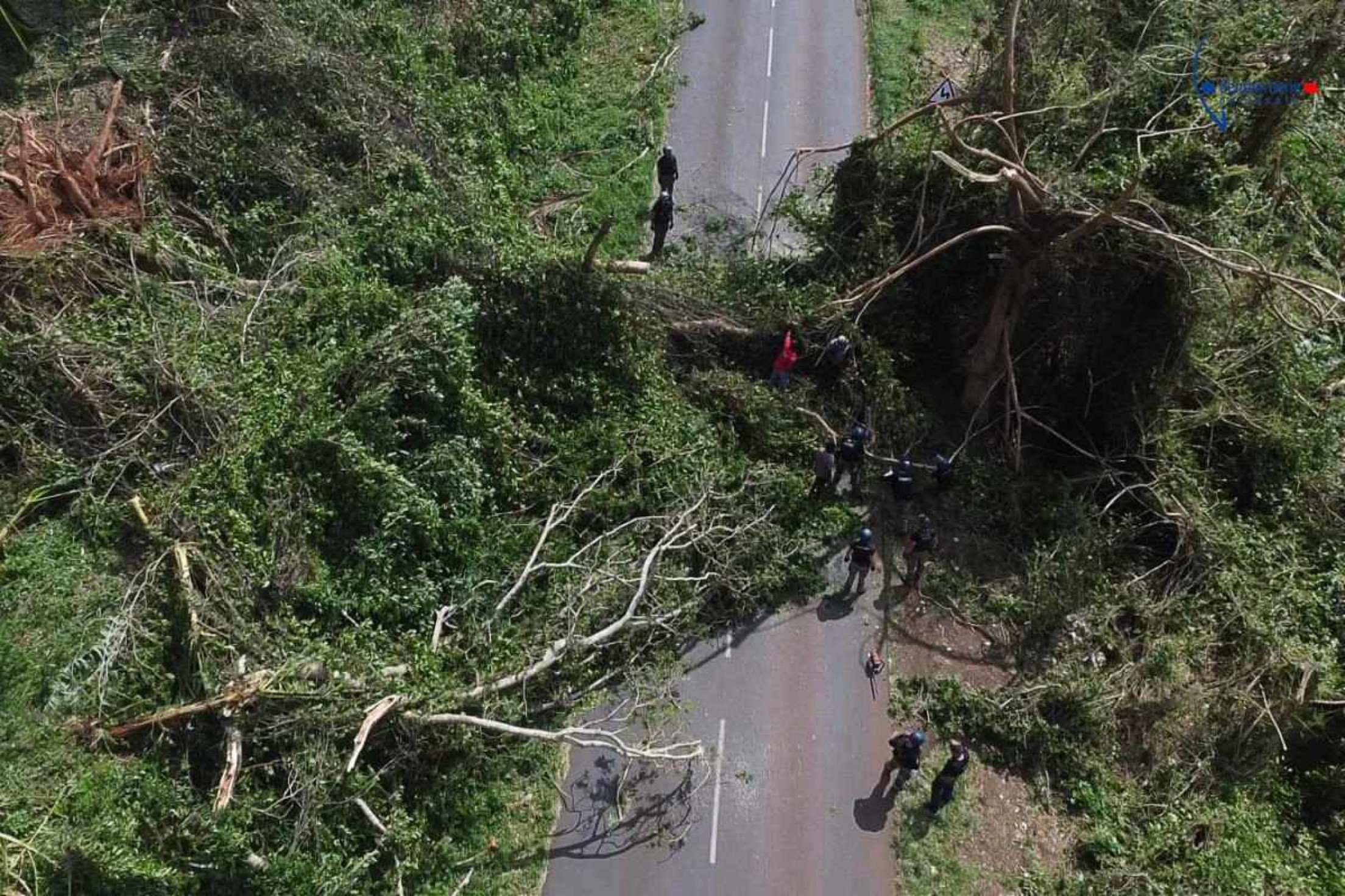 Destruição na ilha Mayotte após passagem do furacão Chido