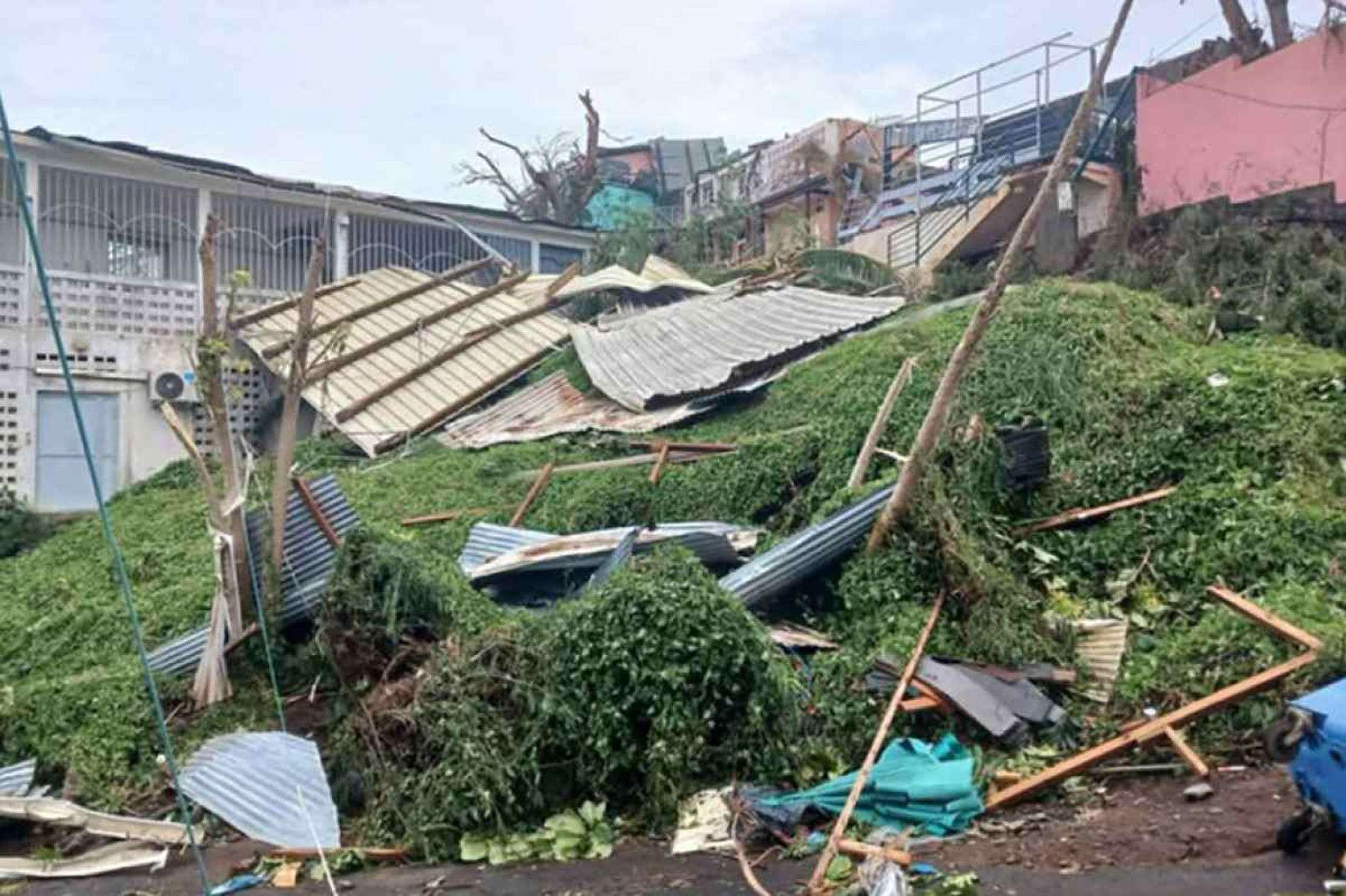 Destruição na ilha Mayotte após passagem do ciclone Chido