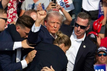 O então candidato à Presidência dos EUA reage, depois de ser baleado na orelha, em 13 de julho  -  (crédito: Rebecca Droke/AFP - 13/7/2024)