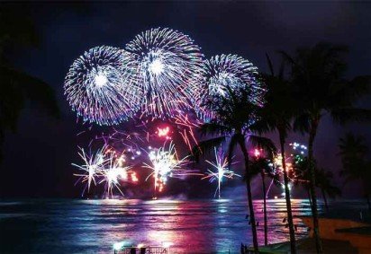 Havaí (EUA) - Celebrar na praia, com festas descontraídas e fogos refletidos no mar, cria um clima único. O principal réveillon do Havai ocorre na Waikiki Beach, em Honolulu, conhecida por suas festas vibrantes e shows de fogos de artifício.  -  (crédito:  COURTESY OF THE ROYAL HAWAIIAN)