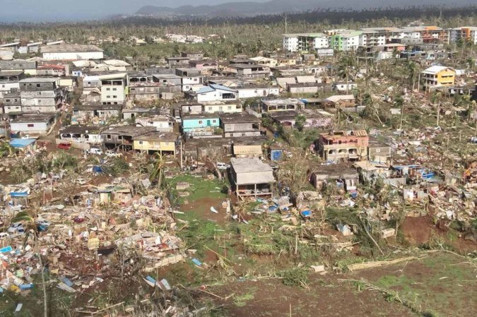 Imagem aérea mostra casas arrasadas na cidade de Combani, no território ultramarino de Mayotte: corrida contra o tempo  -  (crédito: Securité Civile/AFP)