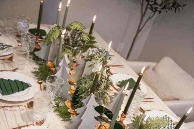Elementos natalinos bem colocados agregam bastante à mesa posta