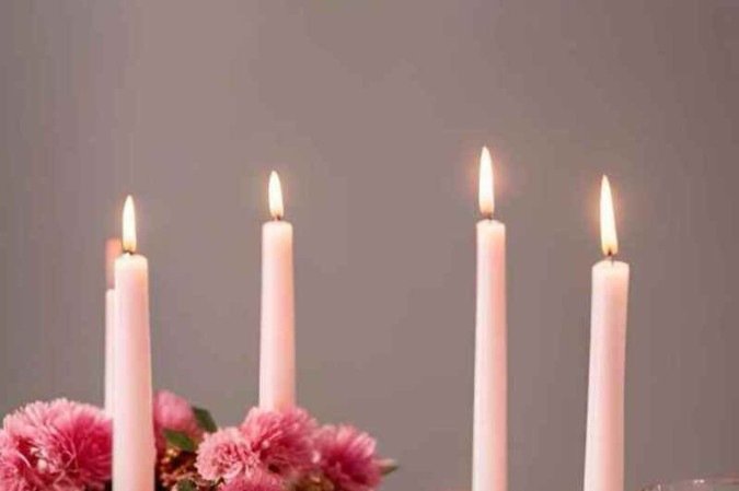 Outra ideia é usar rosé gold com branco, que deixa a decoração sofisticada
