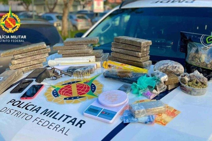 Os suspeitos, o veículo e os materiais apreendidos foram encaminhados à 27ª Delegacia de Polícia (Recanto das Emas). Os dois permanecem à disposição da Justiça.
- (crédito: PMDF/Divulgação) Os suspeitos, o veículo e os materiais apreendidos foram encaminhados à 27ª Delegacia de Polícia (Recanto das Emas). Os dois permanecem à disposição da Justiça.
- (crédito: PMDF/Divulgação)