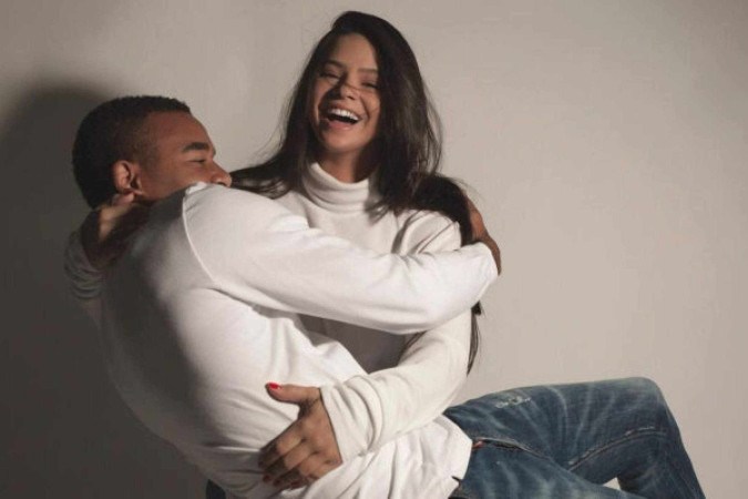 Raiane e Gabriel Jesus exibem o teste de gravidez positivo -  (crédito: Foto: reprodução/instagram)