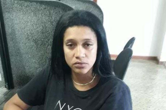 A suspeita, identificada como Ana Cláudia Gomes, 27 anos, conseguiu tirar a algema e deixou a unidade de polícia pelos fundos, sem ser percebida pelos policiais - (crédito: Reprodução) A suspeita, identificada como Ana Cláudia Gomes, 27 anos, conseguiu tirar a algema e deixou a unidade de polícia pelos fundos, sem ser percebida pelos policiais - (crédito: Reprodução)