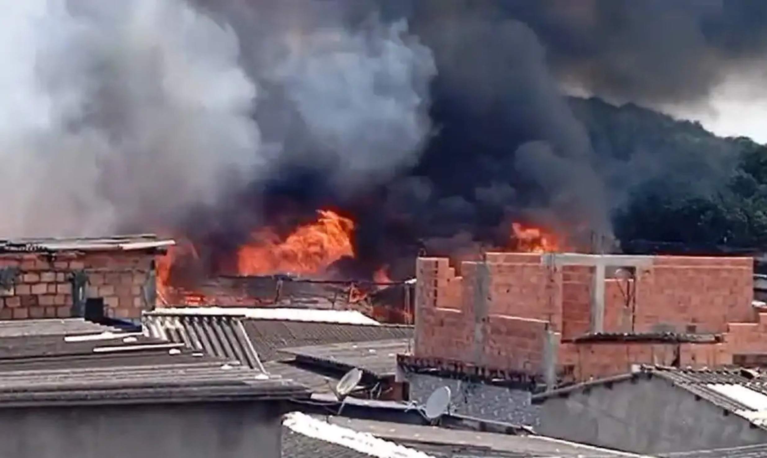 Incêndio atinge centenas de casas em comunidade de São Paulo