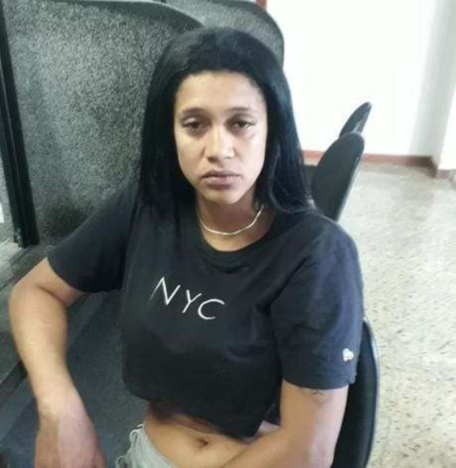 Mulher é presa, mas consegue tirar algema e fugir