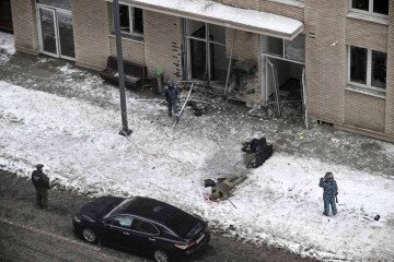 Corpos de Igor Kirillov (alto) e do assessor são vistos diante do prédio onde o militar morava, na Avenida Ryazansky, em Moscou  -  (crédito: Alexander Nemenov/AFP)