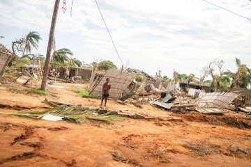 Criança diante de casas destruídas pela tempestade, na província de Cabo Delgado, no norte do país africano -  (crédito: Eduardo Mendes/Unicef/AFP)