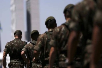 O projeto também prevê o fim do pagamento de pensão a familiares de militares expulsos das Forças Armadas -  (crédito: Marcelo Camargo/Agência Brasil)