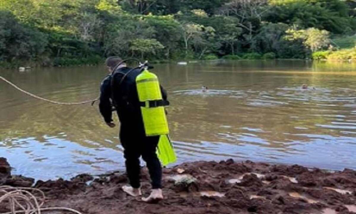 Depois de retirar a vítima de dentro d'água, bombeiros tentaram o ressuscitamento -  (crédito: CBMMG)