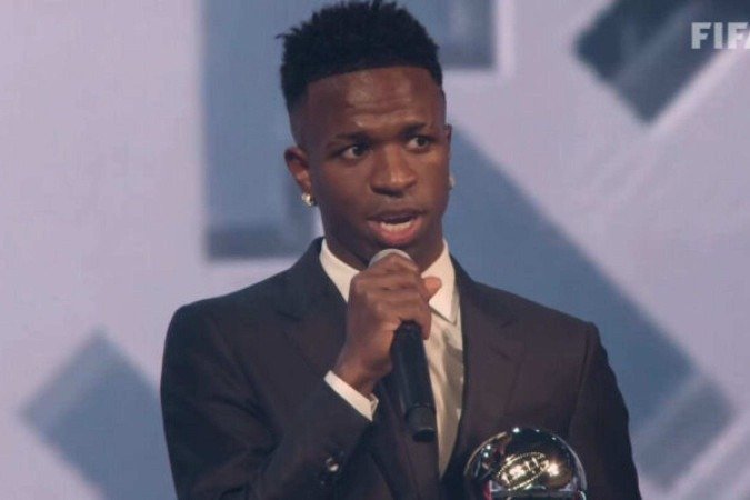 Vini Jr em discurso após vencer o prêmio de melhor jogador do mundo -  (crédito: Foto: Reprodução / FIFA)