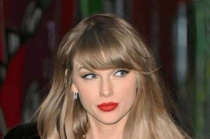 O batom vermelho é a marca registrada da cantora pop Taylor Swift 