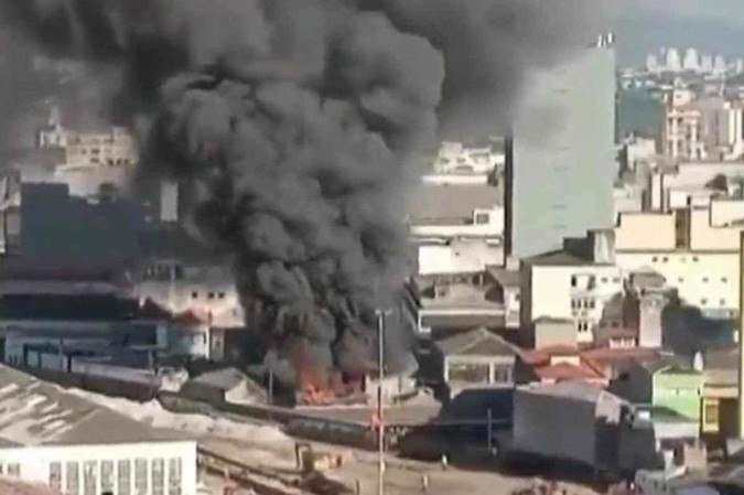 Ainda não se sabe se há vítimas. A causa do incêndio será apurada
- (crédito: Reprodução/Redes sociais) Ainda não se sabe se há vítimas. A causa do incêndio será apurada
- (crédito: Reprodução/Redes sociais)