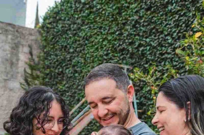 Gisele e Paulo Sá, com a filha adolescente, Lara, curtem a bebezinha que passará o Natal com a família