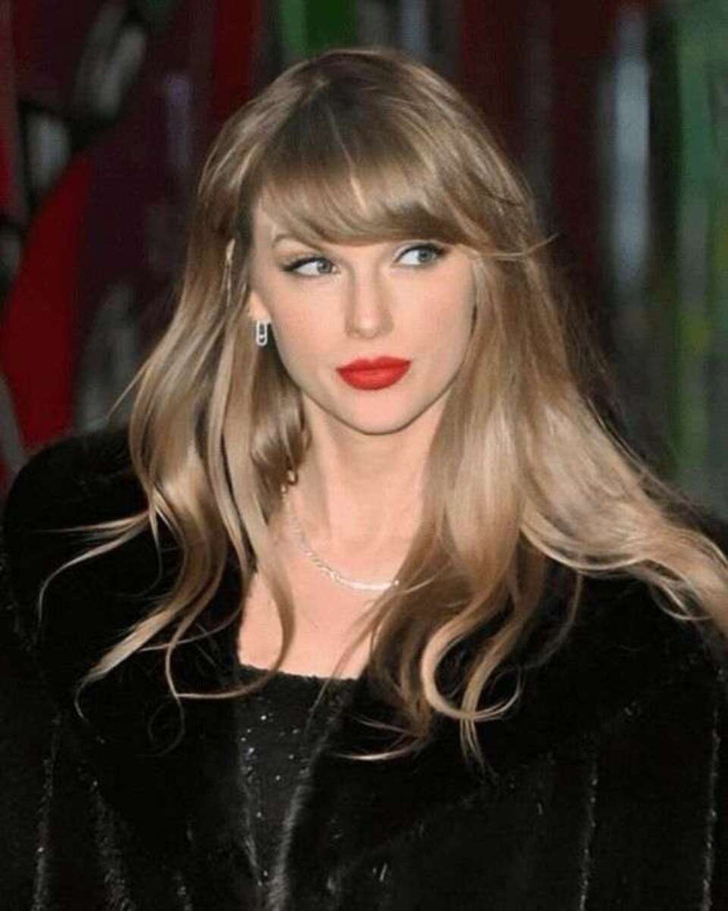 O batom vermelho é a marca registrada da cantora pop Taylor Swift 