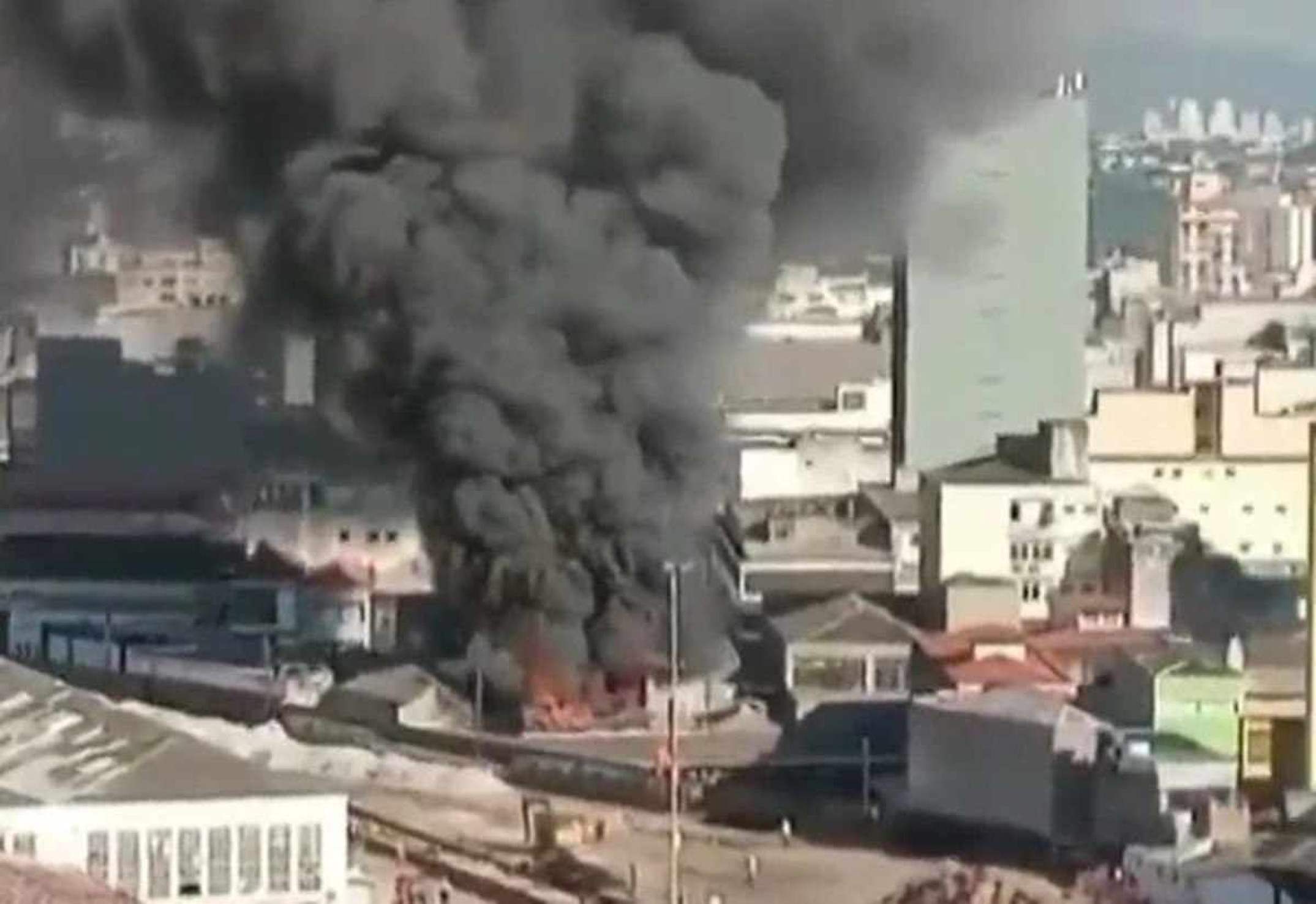 Incêndio atinge imóvel comercial no centro de São Paulo